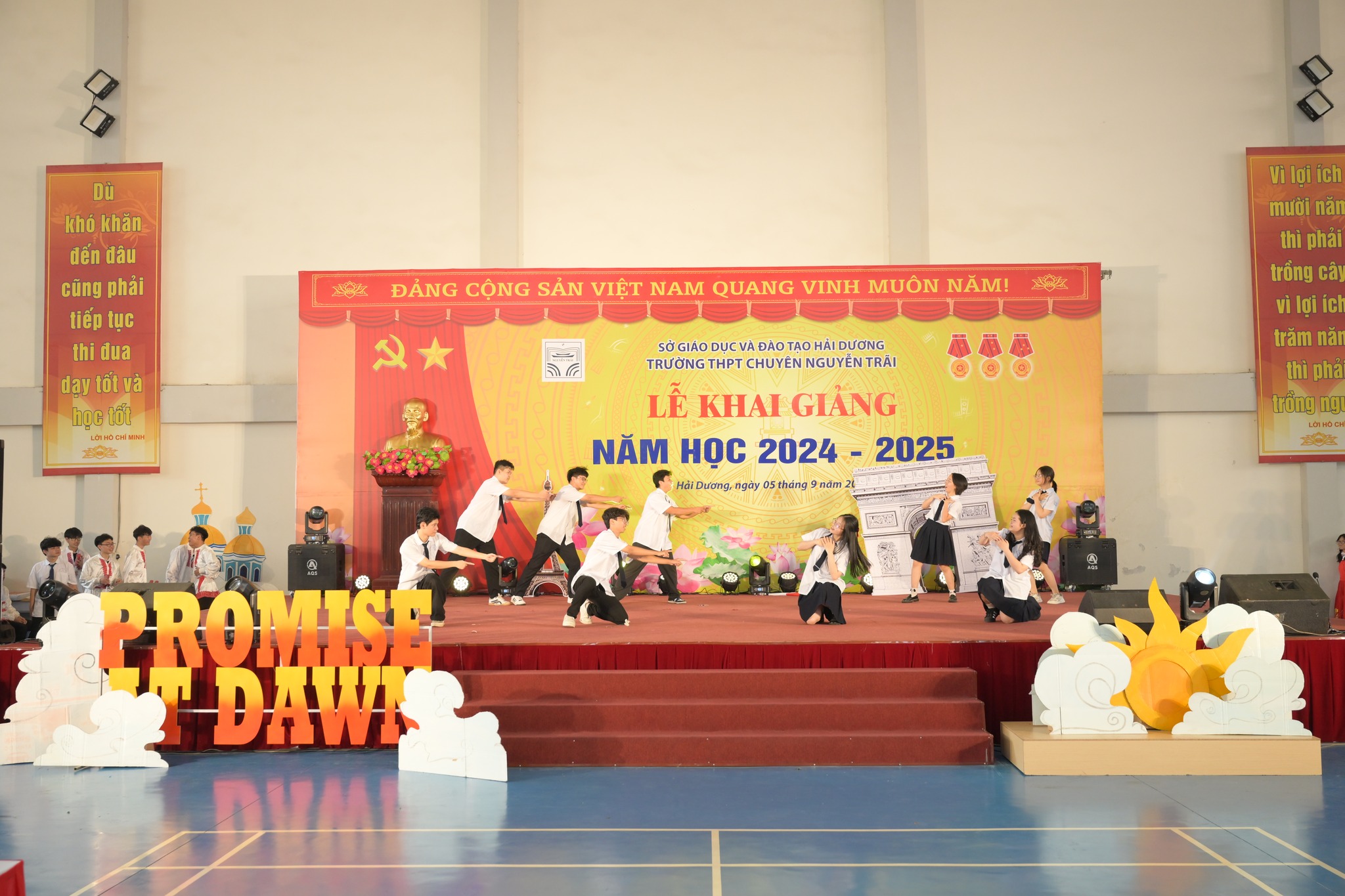 Nhấn để phóng to